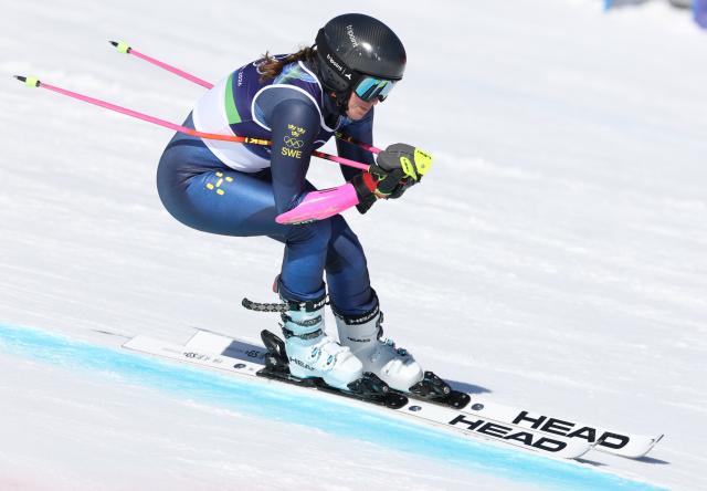 (260215) -- CORTINA D'AMPEZZO, Feb. 15, 2026 (Xinhua) -- Sara Hector of Sweden competes during the alpine skiing women's giant slalom run 1 at the Milan-Cortina 2026 Olympic Winter Games in Cortina, Italy, Feb. 15, 2026. (Xinhua/Zhang Chenlin)