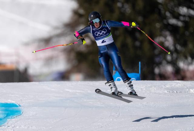 (260215) -- CORTINA D'AMPEZZO, Feb. 15, 2026 (Xinhua) -- Sara Hector of Sweden competes during the alpine skiing women's giant slalom run 1 at the Milan-Cortina 2026 Olympic Winter Games in Cortina, Italy, Feb. 15, 2026. (Xinhua/Fei Maohua)