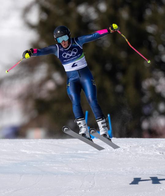 (260215) -- CORTINA D'AMPEZZO, Feb. 15, 2026 (Xinhua) -- Sara Hector of Sweden competes during the alpine skiing women's giant slalom run 1 at the Milan-Cortina 2026 Olympic Winter Games in Cortina, Italy, Feb. 15, 2026. (Xinhua/Fei Maohua)