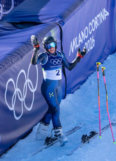 (260215) -- CORTINA D'AMPEZZO, Feb. 15, 2026 (Xinhua) -- Sara Hector of Sweden reacts after the alpine skiing women's giant slalom run 2 at the Milan-Cortina 2026 Olympic Winter Games in Cortina, Italy, Feb. 15, 2026. (Xinhua/Fei Maohua)