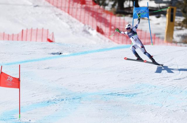 (260215) -- CORTINA D'AMPEZZO, Feb. 15, 2026 (Xinhua) -- Thea Louise Stjernesund of Norway competes during the alpine skiing women's giant slalom run 2 at the Milan-Cortina 2026 Olympic Winter Games in Cortina, Italy, Feb. 15, 2026. (Xinhua/Zhang Chenlin)
