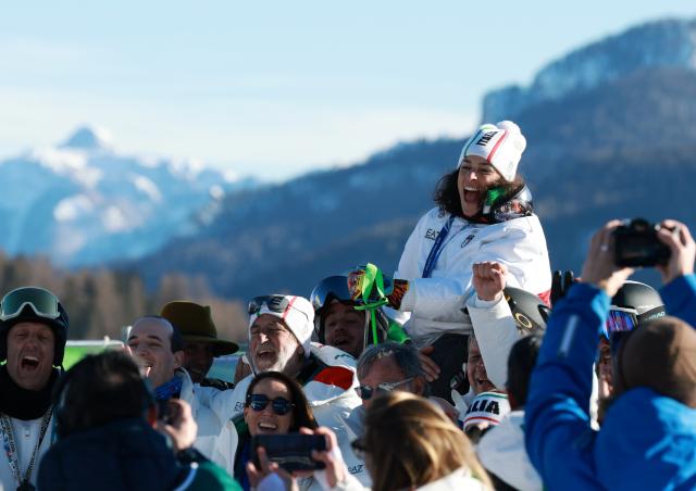 (260215) -- CORTINA D'AMPEZZO, Feb. 15, 2026 (Xinhua) -- Gold medalist Federica Brignone (above) of Italy celebrates with teammates after the awarding ceremony of the alpine skiing women's giant slalom at the Milan-Cortina 2026 Olympic Winter Games in Cortina, Italy, Feb. 15, 2026. (Xinhua/Zhang Chenlin)