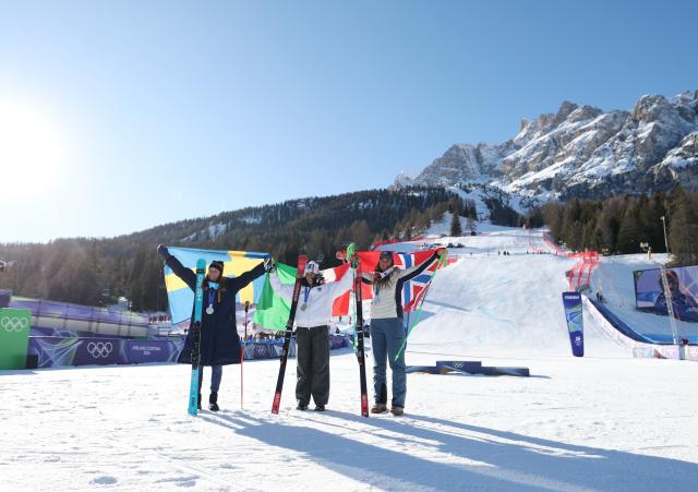 (260215) -- CORTINA D'AMPEZZO, Feb. 15, 2026 (Xinhua) -- Gold medalist Federica Brignone (C) of Italy, and silver medalist Sara Hector (L) of Sweden and Thea Louise Stjernesund of Norway pose for photos during the awarding ceremony of the alpine skiing women's giant slalom at the Milan-Cortina 2026 Olympic Winter Games in Cortina, Italy, Feb. 15, 2026. (Xinhua/Zhang Chenlin)