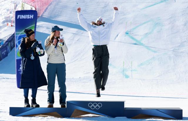 (260215) -- CORTINA D'AMPEZZO, Feb. 15, 2026 (Xinhua) -- Gold medalist Federica Brignone (R) of Italy celebrates during the awarding ceremony of the alpine skiing women's giant slalom at the Milan-Cortina 2026 Olympic Winter Games in Cortina, Italy, Feb. 15, 2026. (Xinhua/Zhang Chenlin)