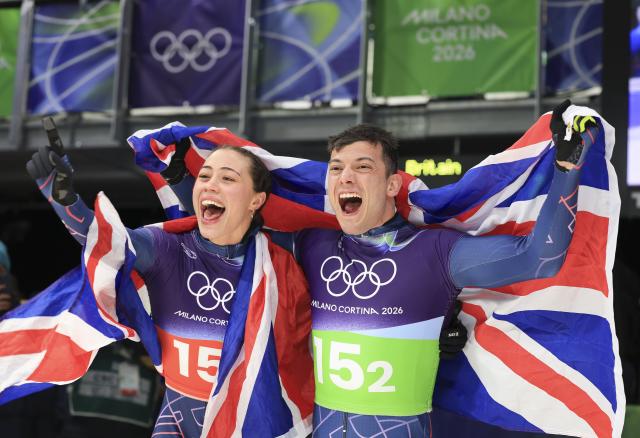 (260215) -- CORTINA D'AMPEZZO, Feb. 15, 2026 (Xinhua) -- Tabitha Stoecker (L)/Matt Weston of Britain celebrate after the skeleton mixed team competition at the Milan-Cortina 2026 Olympic Winter Games in Cortina, Italy, Feb. 15, 2026. (Xinhua/Ding Xu)