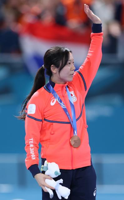 (260215) -- MILAN, Feb. 15, 2026 (Xinhua) -- Bronze medalist Takagi Miho of Japan waves during the awarding ceremony of the speed skating women's 500m at the Milan-Cortina 2026 Olympic Winter Games in Milan, Italy, Feb. 15, 2026. (Xinhua/Du Xiaoyi)