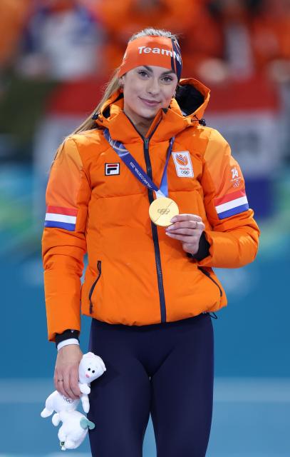 (260215) -- MILAN, Feb. 15, 2026 (Xinhua) -- Gold medalist Femke Kok of the Netherlands poses for photos during the awarding ceremony of the speed skating women's 500m at the Milan-Cortina 2026 Olympic Winter Games in Milan, Italy, Feb. 15, 2026. (Xinhua/Du Xiaoyi)