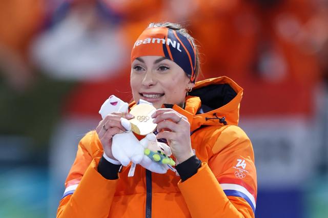(260215) -- MILAN, Feb. 15, 2026 (Xinhua) -- Gold medalist Femke Kok of the Netherlands poses for photos during the awarding ceremony of the speed skating women's 500m at the Milan-Cortina 2026 Olympic Winter Games in Milan, Italy, Feb. 15, 2026. (Xinhua/Du Xiaoyi)