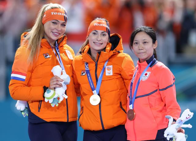 (260215) -- MILAN, Feb. 15, 2026 (Xinhua) -- Gold medalist Femke Kok (C) of the Netherlands, silver medalist Jutta Leerdam (L) of the Netherlands, and bronze medalist Takagi Miho of Japan pose for photos during the awarding ceremony of the speed skating women's 500m at the Milan-Cortina 2026 Olympic Winter Games in Milan, Italy, Feb. 15, 2026. (Xinhua/Du Xiaoyi)