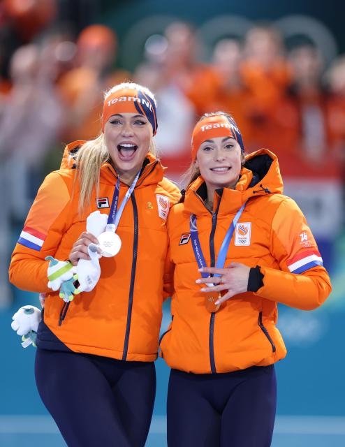 (260215) -- MILAN, Feb. 15, 2026 (Xinhua) -- Gold medalist Femke Kok (R) of the Netherlands and her teammate silver medalist Jutta Leerdam pose for photos during the awarding ceremony of the speed skating women's 500m at the Milan-Cortina 2026 Olympic Winter Games in Milan, Italy, Feb. 15, 2026. (Xinhua/Du Xiaoyi)