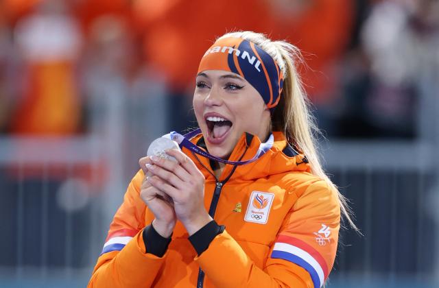 (260215) -- MILAN, Feb. 15, 2026 (Xinhua) -- Silver medalist Jutta Leerdam of the Netherlands poses for photos during the awarding ceremony of the speed skating women's 500m at the Milan-Cortina 2026 Olympic Winter Games in Milan, Italy, Feb. 15, 2026. (Xinhua/Du Xiaoyi)