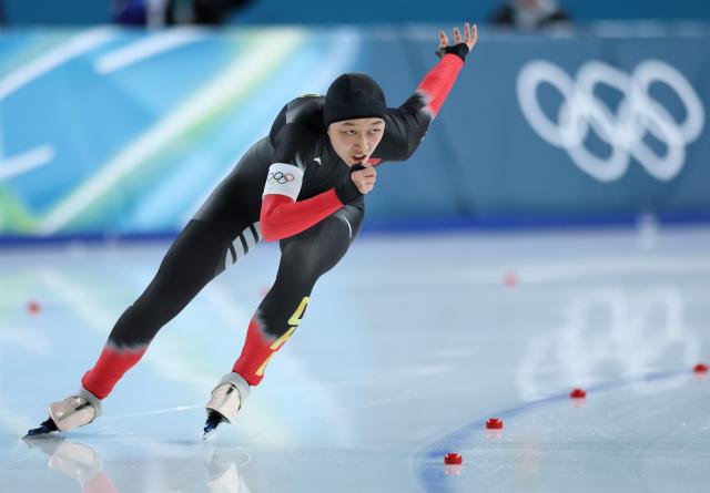(260215) -- MILAN, Feb. 15, 2026 (Xinhua) -- Wang Jingziqian of China competes during the speed skating women's 500m final match at the Milan-Cortina 2026 Olympic Winter Games in Milan, Italy, Feb. 15, 2026. (Xinhua/Li Jing)