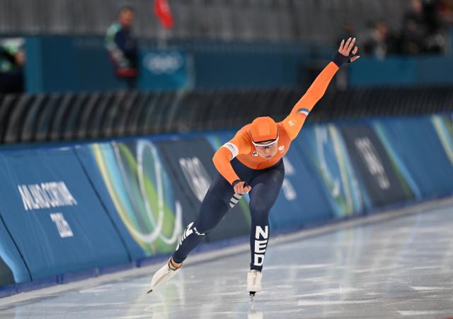 (260215) -- MILAN, Feb. 15, 2026 (Xinhua) -- Jutta Leerdam of the Netherlands competes during the speed skating women's 500m final match at the Milan-Cortina 2026 Olympic Winter Games in Milan, Italy, Feb. 15, 2026. (Xinhua/Wu Wei)
