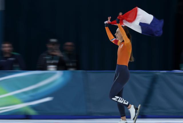 (260215) -- MILAN, Feb. 15, 2026 (Xinhua) -- Femke Kok of the Netherlands celebrates after the speed skating women's 500m final match at the Milan-Cortina 2026 Olympic Winter Games in Milan, Italy, Feb. 15, 2026. (Xinhua/Li Jing)