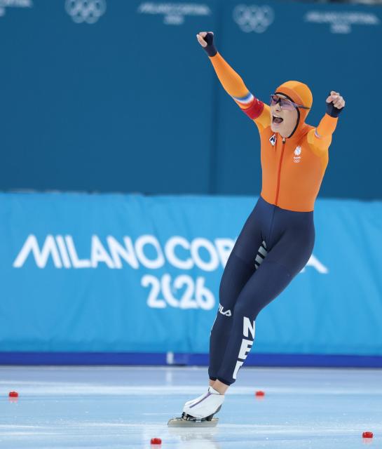 (260215) -- MILAN, Feb. 15, 2026 (Xinhua) -- Femke Kok of the Netherlands celebrates after the speed skating women's 500m final match at the Milan-Cortina 2026 Olympic Winter Games in Milan, Italy, Feb. 15, 2026. (Xinhua/Li Jing)