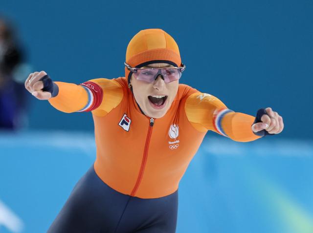 (260215) -- MILAN, Feb. 15, 2026 (Xinhua) -- Femke Kok of the Netherlands celebrates after the speed skating women's 500m final match at the Milan-Cortina 2026 Olympic Winter Games in Milan, Italy, Feb. 15, 2026. (Xinhua/Li Jing)