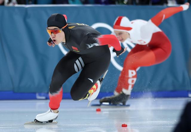 (260215) -- MILAN, Feb. 15, 2026 (Xinhua) -- Tian Ruining (L) of China competes during the speed skating women's 500m final match at the Milan-Cortina 2026 Olympic Winter Games in Milan, Italy, Feb. 15, 2026. (Xinhua/Li Jing)