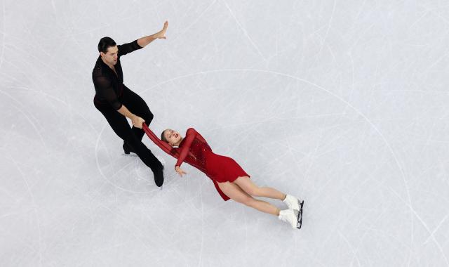 (260215) -- MILAN, Feb. 15, 2026 (Xinhua) -- Minerva Fabienne Hase (R)/Nikita Volodin of Germany compete during the figure skating pair skating short program match at the Milan-Cortina 2026 Olympic Winter Games in Milan, Italy, Feb. 15, 2026. (Xinhua/Li Ming)