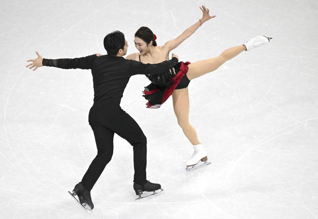 (260215) -- MILAN, Feb. 15, 2026 (Xinhua) -- Sui Wenjing (R)/Han Cong compete during the figure skating pair skating short program match at the Milan-Cortina 2026 Olympic Winter Games in Milan, Italy, Feb. 15, 2026. (Xinhua/Cheng Min)