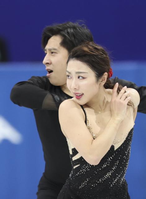 (260215) -- MILAN, Feb. 15, 2026 (Xinhua) -- Sui Wenjing (R)/Han Cong compete during the figure skating pair skating short program match at the Milan-Cortina 2026 Olympic Winter Games in Milan, Italy, Feb. 15, 2026. (Xinhua/Li Ming)