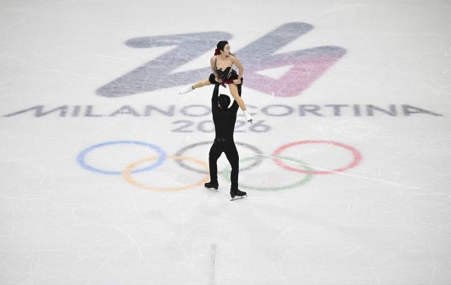 (260215) -- MILAN, Feb. 15, 2026 (Xinhua) -- Sui Wenjing (above)/Han Cong compete during the figure skating pair skating short program match at the Milan-Cortina 2026 Olympic Winter Games in Milan, Italy, Feb. 15, 2026. (Xinhua/Cheng Min)