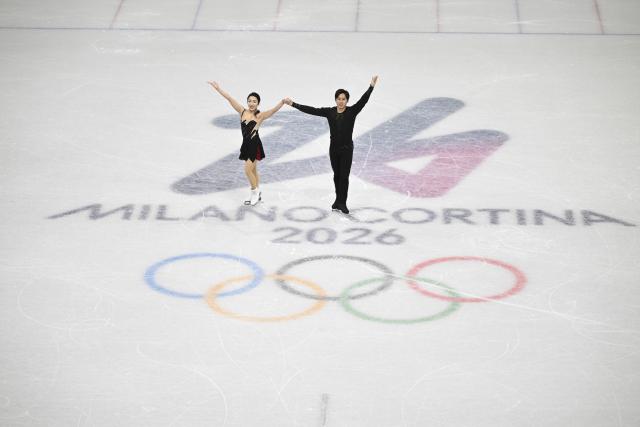 (260215) -- MILAN, Feb. 15, 2026 (Xinhua) -- Sui Wenjing (L)/Han Cong compete during the figure skating pair skating short program match at the Milan-Cortina 2026 Olympic Winter Games in Milan, Italy, Feb. 15, 2026. (Xinhua/Cheng Min)