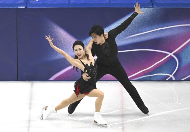 (260215) -- MILAN, Feb. 15, 2026 (Xinhua) -- Sui Wenjing (L)/Han Cong compete during the figure skating pair skating short program match at the Milan-Cortina 2026 Olympic Winter Games in Milan, Italy, Feb. 15, 2026. (Xinhua/Cheng Min)