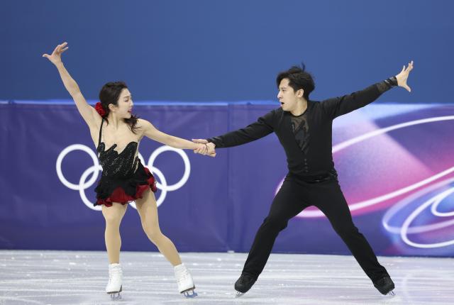 (260215) -- MILAN, Feb. 15, 2026 (Xinhua) -- Sui Wenjing (L)/Han Cong compete during the figure skating pair skating short program match at the Milan-Cortina 2026 Olympic Winter Games in Milan, Italy, Feb. 15, 2026. (Xinhua/Li Ming)