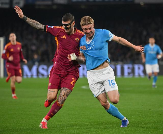 (260216) -- NAPLES, Feb. 16, 2026 (Xinhua) -- Napoli's Rasmus Hojlund (R) vies with Roma's Gianluca Mancini during a Serie A soccer match between Napoli and Roma in Naples, Italy, Feb. 15, 2026. (Photo by Alberto Lingria/Xinhua)
