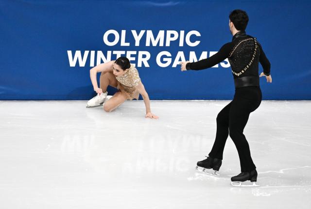 (260216) -- MILAN, Feb. 16, 2026 (Xinhua) -- Deanna Stellato-Dudek and Maxime Deschamps of Canada fall during the figure skating pair skating short program match at the Milan-Cortina 2026 Olympic Winter Games in Milan, Italy, Feb. 15, 2026. (Xinhua/Cheng Min)