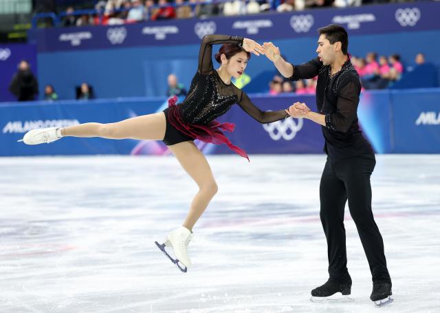 (260216) -- MILAN, Feb. 16, 2026 (Xinhua) -- Emily Chan and Spencer Akira Howe of the United States perform during the figure skating pair skating short program match at the Milan-Cortina 2026 Olympic Winter Games in Milan, Italy, Feb. 15, 2026. (Xinhua/Li Ming)