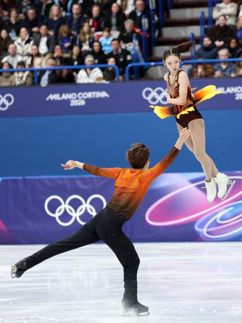 (260216) -- MILAN, Feb. 16, 2026 (Xinhua) -- Nagaoka Yuna and Moriguchi Sumitada of Japan perform during the figure skating pair skating short program match at the Milan-Cortina 2026 Olympic Winter Games in Milan, Italy, Feb. 15, 2026. (Xinhua/Li Ming)