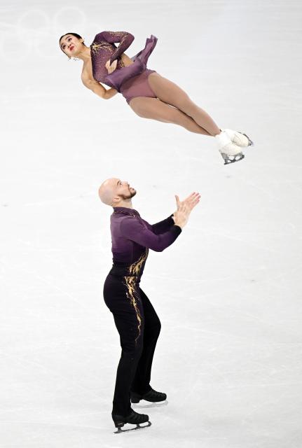 (260216) -- MILAN, Feb. 16, 2026 (Xinhua) -- Ellie Kam and Danny O'Shea of the United States perform during the figure skating pair skating short program match at the Milan-Cortina 2026 Olympic Winter Games in Milan, Italy, Feb. 15, 2026. (Xinhua/Cheng Min)