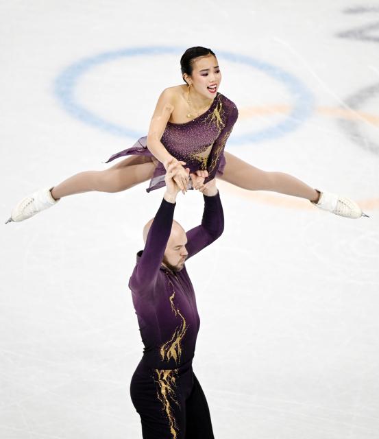(260216) -- MILAN, Feb. 16, 2026 (Xinhua) -- Ellie Kam and Danny O'Shea of the United States perform during the figure skating pair skating short program match at the Milan-Cortina 2026 Olympic Winter Games in Milan, Italy, Feb. 15, 2026. (Xinhua/Cheng Min)