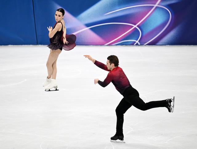 (260216) -- MILAN, Feb. 16, 2026 (Xinhua) -- Lia Pereira and Trennt Michaud of Canada perform during the figure skating pair skating short program match at the Milan-Cortina 2026 Olympic Winter Games in Milan, Italy, Feb. 15, 2026. (Xinhua/Cheng Min)