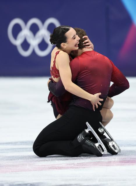 (260216) -- MILAN, Feb. 16, 2026 (Xinhua) -- Lia Pereira and Trennt Michaud of Canada perform during the figure skating pair skating short program match at the Milan-Cortina 2026 Olympic Winter Games in Milan, Italy, Feb. 15, 2026. (Xinhua/Li Ming)