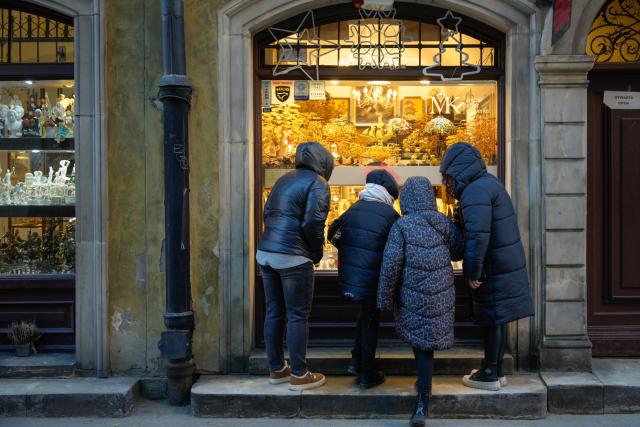(260216) -- WARSAW, Feb. 16, 2026 (Xinhua) -- Visitors view ornaments made from amber at a shop in the Old Town in Warsaw, Poland, on Feb. 15, 2026. (Photo by Jaap Arriens/Xinhua)
