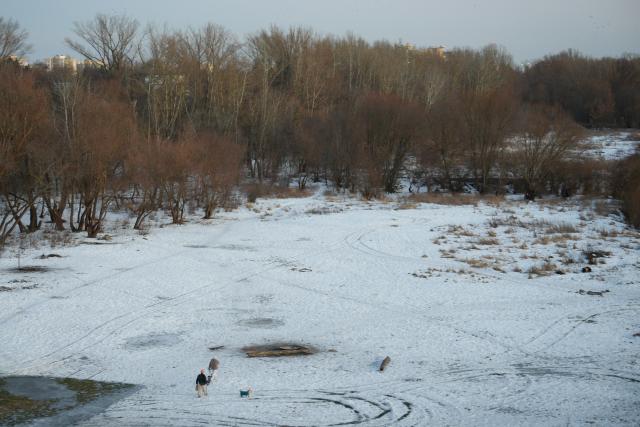 (260216) -- WARSAW, Feb. 16, 2026 (Xinhua) -- People walk their dogs along the Vistula River in Warsaw, Poland, on Feb. 15, 2026. (Photo by Jaap Arriens/Xinhua)