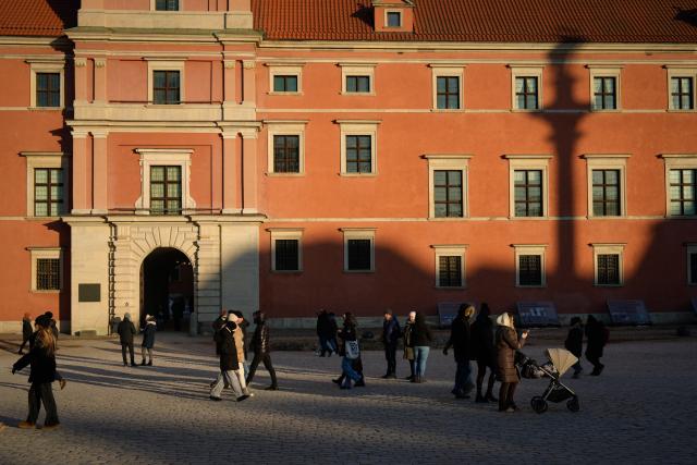 (260216) -- WARSAW, Feb. 16, 2026 (Xinhua) -- People visit the Old Town in Warsaw, Poland, on Feb. 15, 2026. (Photo by Jaap Arriens/Xinhua)