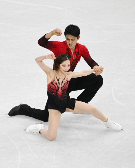 (260216) -- MILAN, Feb. 16, 2026 (Xinhua) -- Miura Riku and Kihara Ryuichi of Japan perform during the figure skating pair skating short program match at the Milan-Cortina 2026 Olympic Winter Games in Milan, Italy, Feb. 15, 2026. (Xinhua/Cheng Min)