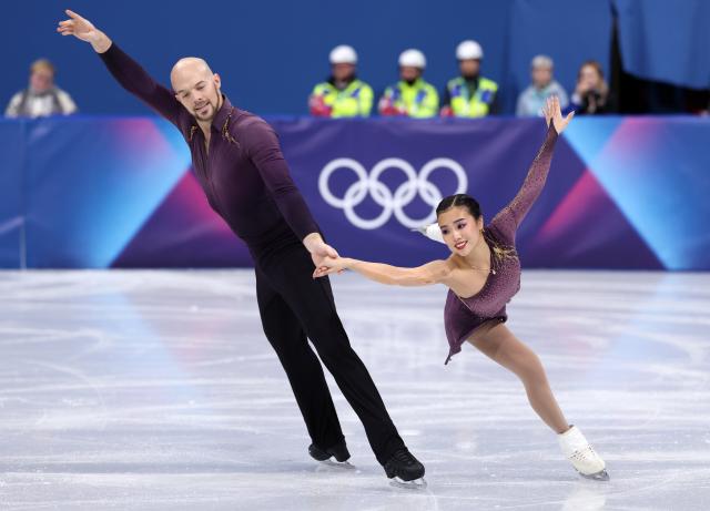 (260216) -- MILAN, Feb. 16, 2026 (Xinhua) -- Ellie Kam and Danny O'Shea of the United States perform during the figure skating pair skating short program match at the Milan-Cortina 2026 Olympic Winter Games in Milan, Italy, Feb. 15, 2026. (Xinhua/Chen Yichen)