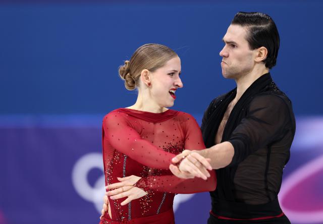 (260216) -- MILAN, Feb. 16, 2026 (Xinhua) -- Minerva Fabienne Hase and Nikita Volodin of Germany perform during the figure skating pair skating short program match at the Milan-Cortina 2026 Olympic Winter Games in Milan, Italy, Feb. 15, 2026. (Xinhua/Chen Yichen)