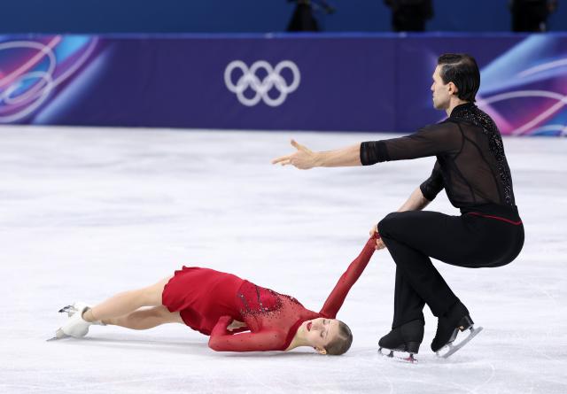 (260216) -- MILAN, Feb. 16, 2026 (Xinhua) -- Minerva Fabienne Hase and Nikita Volodin of Germany perform during the figure skating pair skating short program match at the Milan-Cortina 2026 Olympic Winter Games in Milan, Italy, Feb. 15, 2026. (Xinhua/Chen Yichen)