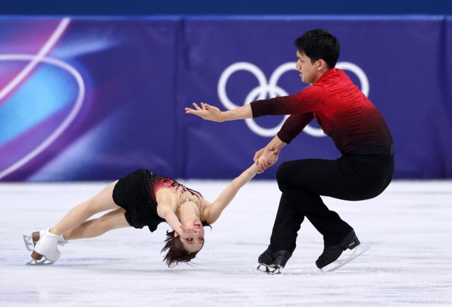 (260216) -- MILAN, Feb. 16, 2026 (Xinhua) -- Miura Riku and Kihara Ryuichi of Japan perform during the figure skating pair skating short program match at the Milan-Cortina 2026 Olympic Winter Games in Milan, Italy, Feb. 15, 2026. (Xinhua/Chen Yichen)
