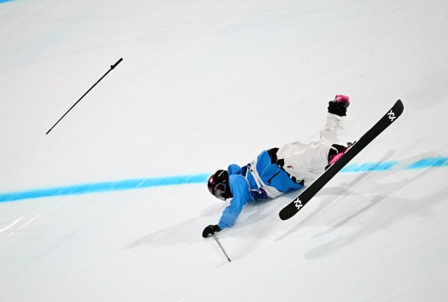 (260216) -- LIVIGNO, Feb. 16, 2026 (Xinhua) -- Miro Tabanelli of Italy falls during the freestyle skiing men's big air qualification at the Milan-Cortina 2026 Olympic Winter Games in Livigno, Italy, Feb. 15, 2026. (Xinhua/Zhang Hongxiang)