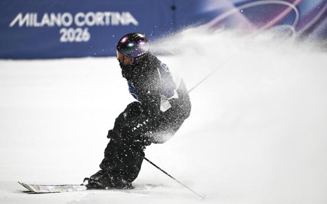 (260216) -- LIVIGNO, Feb. 16, 2026 (Xinhua) -- Luca Harrington of New Zealand competes during the freestyle skiing men's big air qualification at the Milan-Cortina 2026 Olympic Winter Games in Livigno, Italy, Feb. 15, 2026. (Xinhua/Xia Yifang)
