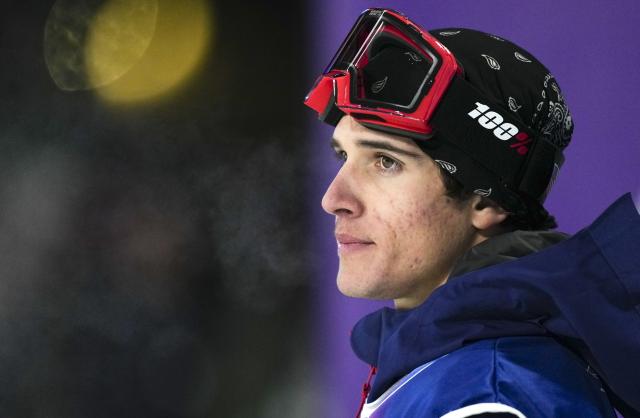 (260216) -- LIVIGNO, Feb. 16, 2026 (Xinhua) -- Troy Podmilsak of the United States waits for the score during the freestyle skiing men's big air qualification at the Milan-Cortina 2026 Olympic Winter Games in Livigno, Italy, Feb. 15, 2026. (Xinhua/Xia Yifang)