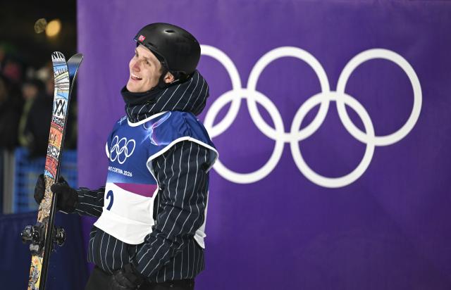 (260216) -- LIVIGNO, Feb. 16, 2026 (Xinhua) -- Birk Ruud of Norway waits for the score during the freestyle skiing men's big air qualification at the Milan-Cortina 2026 Olympic Winter Games in Livigno, Italy, Feb. 15, 2026. (Xinhua/Xia Yifang)