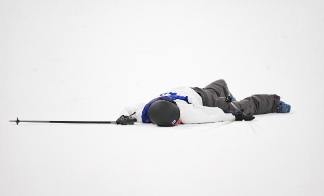 (260216) -- LIVIGNO, Feb. 16, 2026 (Xinhua) -- Elias Lajunen of Finland crashes during the freestyle skiing men's big air qualification at the Milan-Cortina 2026 Olympic Winter Games in Livigno, Italy, Feb. 15, 2026. (Xinhua/Xia Yifang)