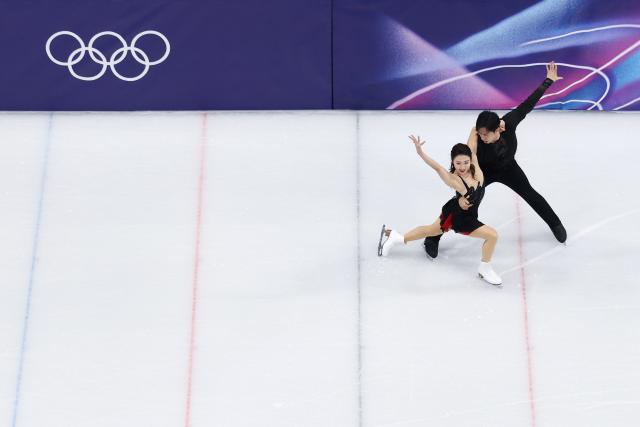 (260216) -- MILAN, Feb. 16, 2026 (Xinhua) -- Sui Wenjing and Han Cong of China perform during the figure skating pair skating short program match at the Milan-Cortina 2026 Olympic Winter Games in Milan, Italy, Feb. 15, 2026. (Xinhua/Chen Yichen)